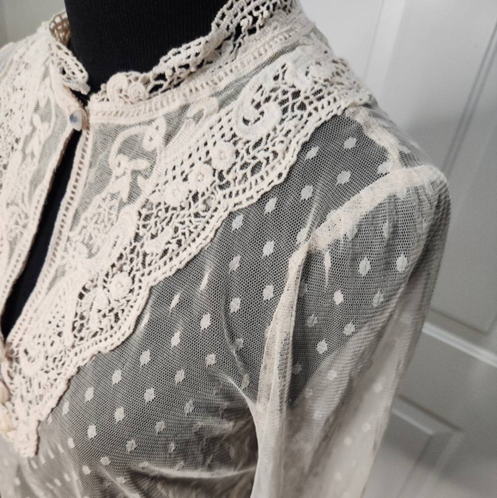 Flying Tomato Ivory Long Sleeve Lace Top Size Medium - Picture 4 of 10
